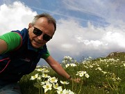 61 Estese fioriture di anemone narcissino in vetta alla Corna Grande (selfie)